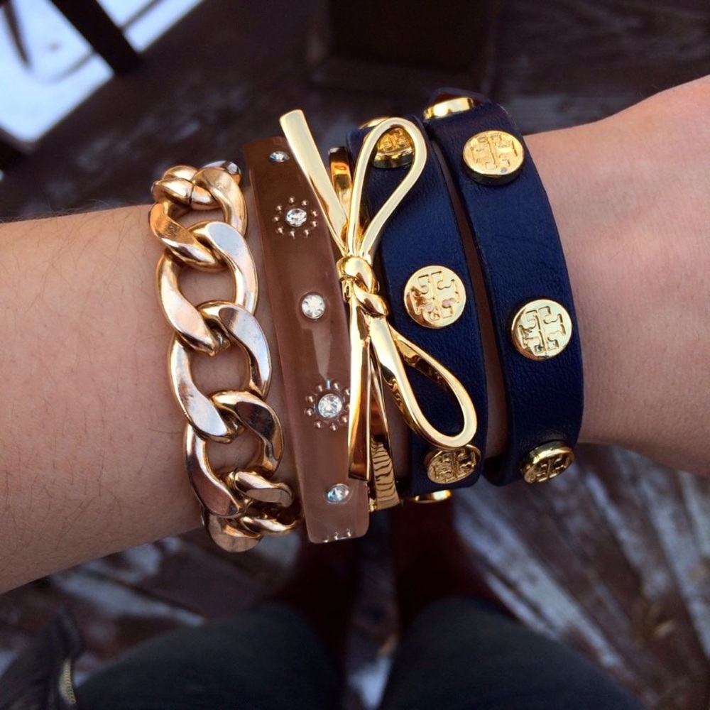 KATE SPADE • Out Of Her Shell Tortoise Bangle - Picture 2 of 4